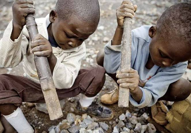 A lot of people around the world are beginning to see what& #39;s going on in Congo but do we really really know what& #39;s going on over there and those who are responsible for these inhumane practices?? A short thread...   #CongoIsBleeding