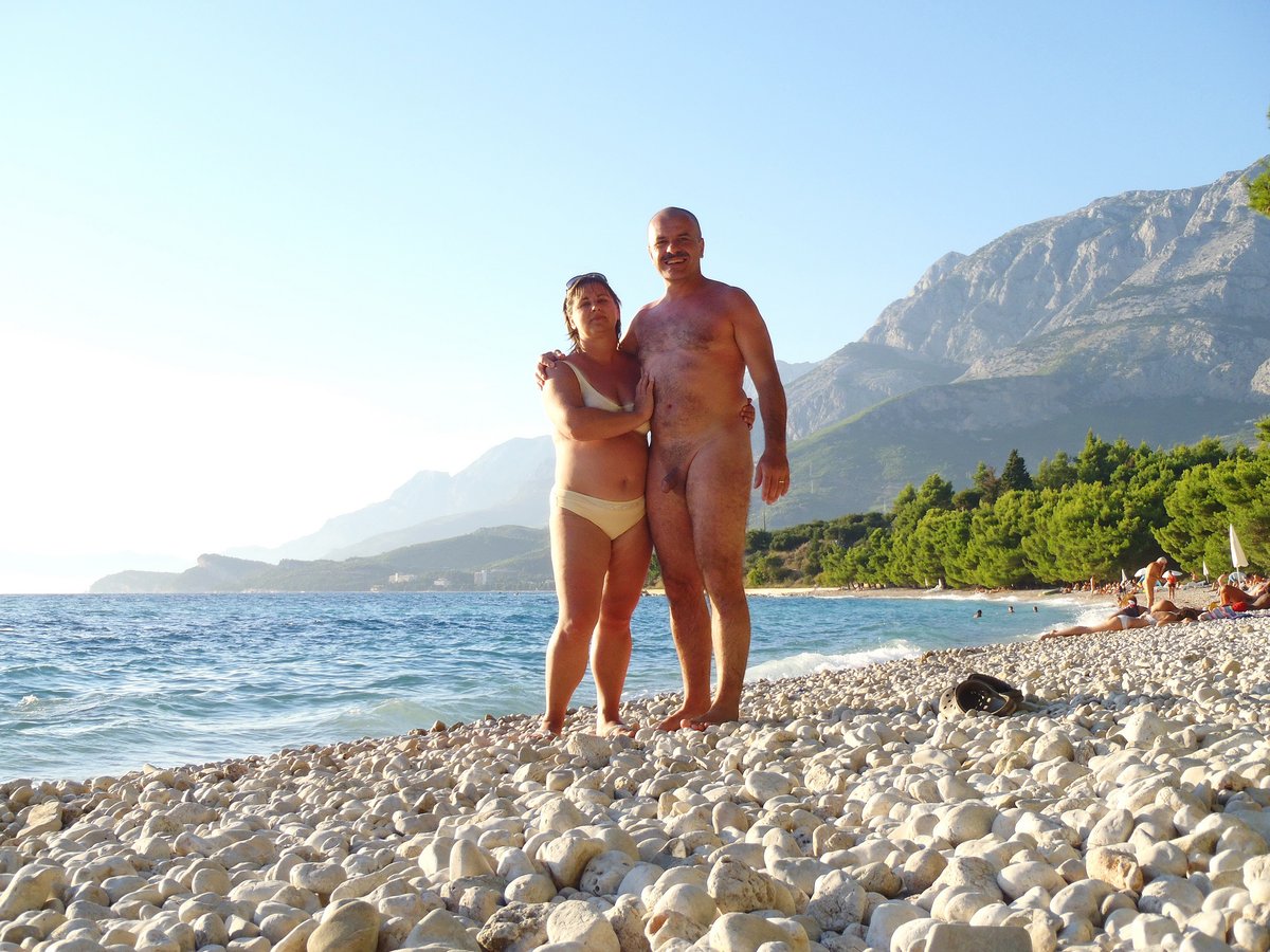 Marie01011980's tweet photo. #CFNM Clothed Female Naked Male is more and more common ! 
A lot of people practice it everywhere at anytime!

For several couple is anyway the usual lifestyle ...
... on vacation at the beach

More on: https://t.co/2exJpemiw3 https://t.co/NwyK7P1HRo