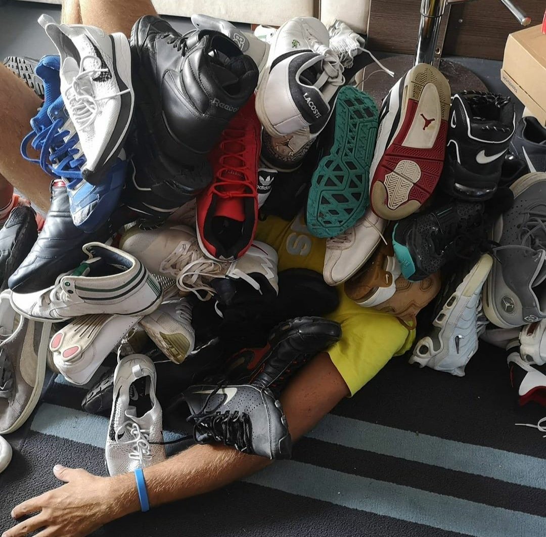 daddysbestboii's tweet photo. Who would love to be covered with sneakers #nowheretobeseen #candidsneakers #endingtheweekend #withabang ๐๐๐๐๐งฆ๐งฆ๐ฃ๐ฃ๐๐ https://t.co/UoDahiWzN0