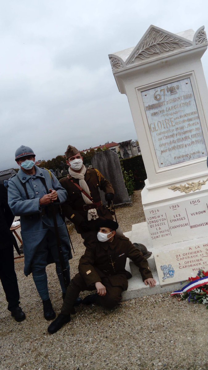 MILLECYRIL's tweet photo. Hommage à nos soldats du 67 et 267 RI au cimetière de @soissons, restauration des monuments par des jeunes du chantier de réinsertion et @soissonnais1418 Avec @Eperon132 https://t.co/8yW94Y4Nrm
