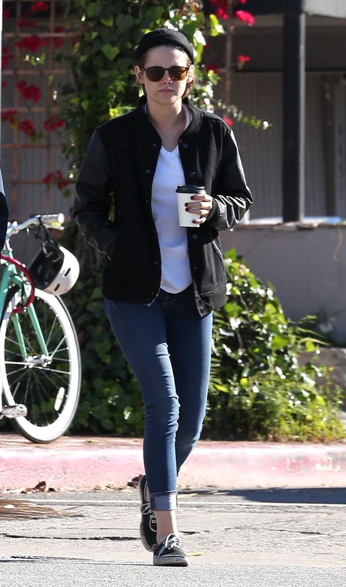 احيانا أحدث نفسي أن الأحداث نعم ودروس
قدمت إلينا لنتعلم منها كل شيء في الحياة وجد لهدف ليس عن خطأ أو عن صدفة بل لغايه
بسخافة ظننت أنني بقصر عقلي قادره على معرفة الخير في الأمور وتقريره
واستعجلت النتائج وأنا لا أرى سوى ما تعكسه لي سطحية الأمور وما خفي وراء ذلك كان أعظم
#ملاذ_الروح