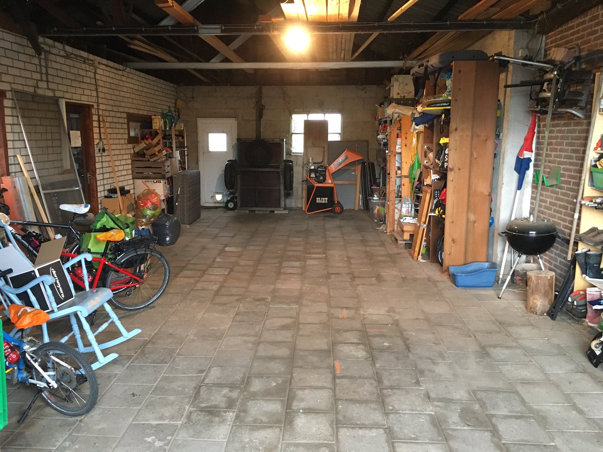 ArwindeHoog's tweet photo. Garage weer vol. #winterstalling #wintertijd 😉 https://t.co/zpuHrpqO11