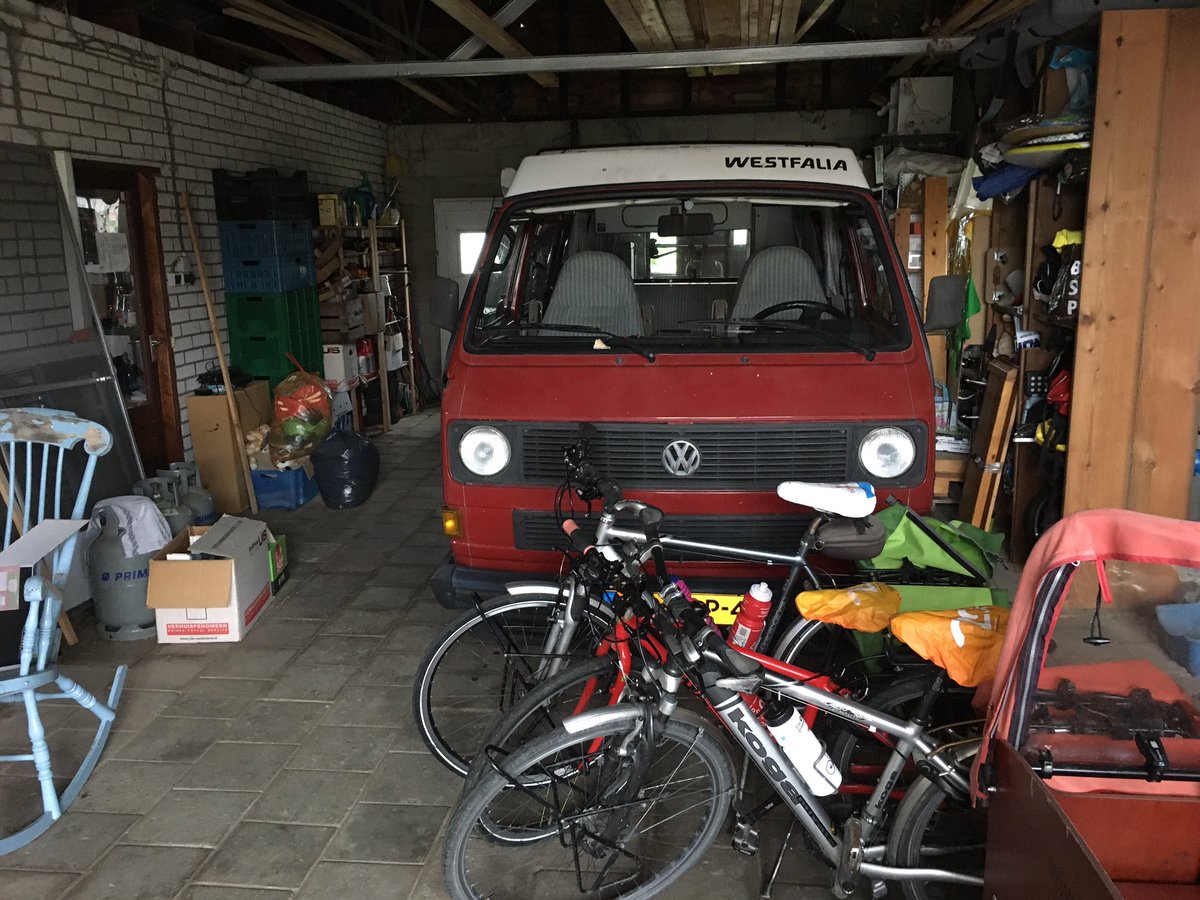 ArwindeHoog's tweet photo. Garage weer vol. #winterstalling #wintertijd 😉 https://t.co/zpuHrpqO11