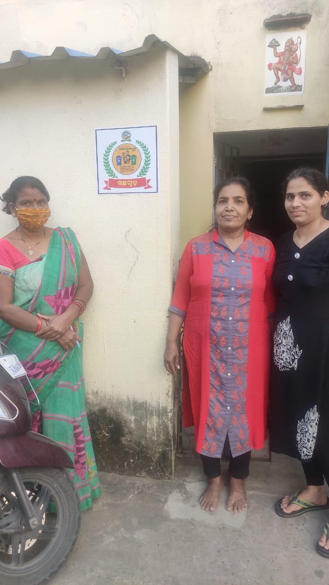 SMC_Sambalpur's tweet photo. We are thankful to those households who give their segregated dry &amp; wet waste to door to door garbage collection vehicle...

Swachha sathis stick #SwachhaGruha poster on their wall as a token of thanks...
#SwachhSurvekshan2021
@SwachhBharatGov 
@HUDDeptOdisha https://t.co/pckYyh72Gn