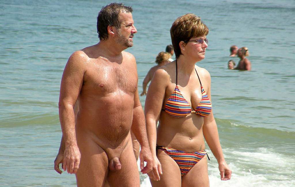 Marie01011980's tweet photo. #CFNM Clothed Female Naked Male is more and more common ! 
A lot of people practice it everywhere at anytime!

For several couple is anyway the usual lifestyle ...
... on vacation at the beach

More on: https://t.co/2exJpemiw3 https://t.co/NwyK7P1HRo