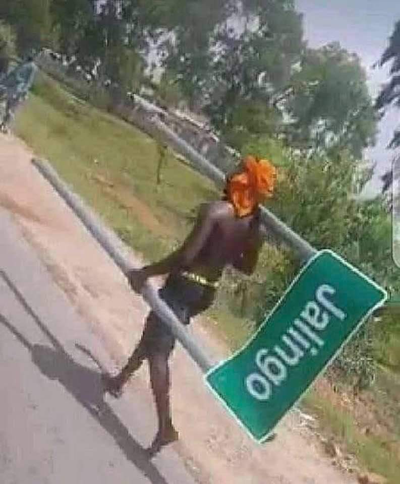 yusdgyd1's tweet photo. Haba?!
If you are from #Taraba_state follow this dude to know the new location of your capital😂😁😂
Copied from
@Maiwada_ https://t.co/xUrEPL63Lg