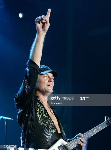 Otro que cumple años hoy 25 de octubre.
Happy Birthday Matthias Jabs!! 