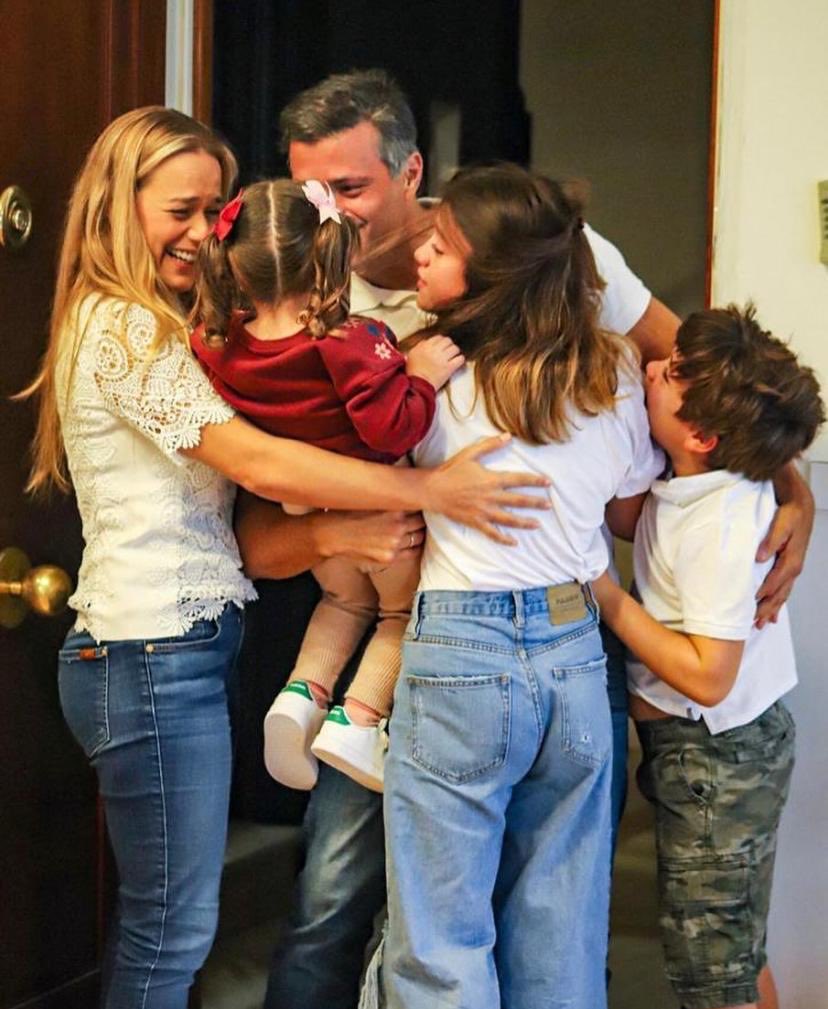 Bienvenido, Leopoldo.

Años de torturas y privación de libertad no han podido contigo. 

Desde España, juntos, a lo largo y ancho del mundo, seguiremos la lucha por la libertad en #Venezuela.

Mis mejores deseos a toda la familia.