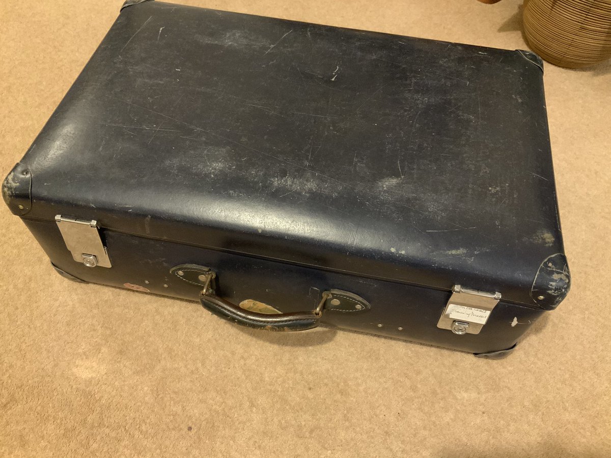 Collectomaniac3's tweet image. Finally nabbed one, a vintage suitcase by Globetrotter. Saw in 2nd hand shop and thought if it’s anything under £20 I’ll buy it. Got if for £5. Will now steal ideas from @suitcasetrains without a hint of guilt...👍🏴󠁧󠁢󠁳󠁣󠁴󠁿😎 #tmrguk #IAmScottish #Vintage #Retro