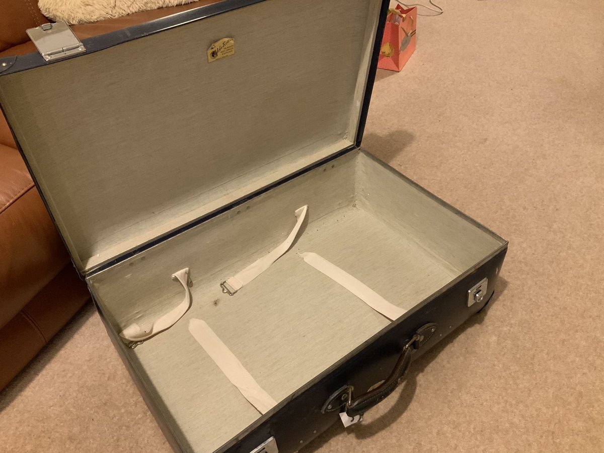Collectomaniac3's tweet image. Finally nabbed one, a vintage suitcase by Globetrotter. Saw in 2nd hand shop and thought if it’s anything under £20 I’ll buy it. Got if for £5. Will now steal ideas from @suitcasetrains without a hint of guilt...👍🏴󠁧󠁢󠁳󠁣󠁴󠁿😎 #tmrguk #IAmScottish #Vintage #Retro
