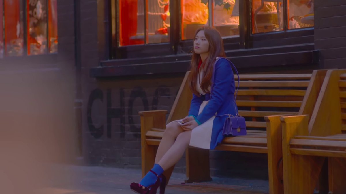 note how the whole video uses only primary colors and green to highlight things. heejin and hyunjin walk through town, like they are looking for haseul