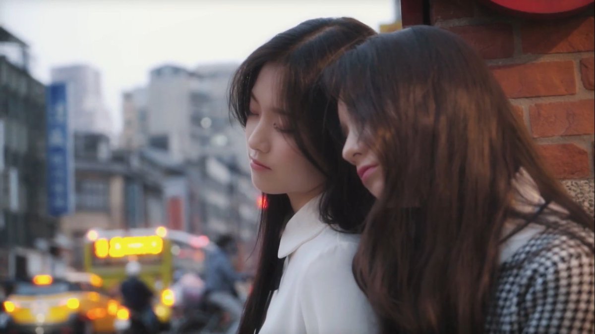 in my sunday, heejin and hyunjin's relationship grows into something deeper (again) and is described as “an indescribable attraction”, as if they cannot exist without the other and are drawn to each other no matter what. just like black cannot exist without white