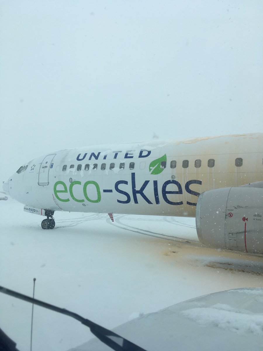 G2Peggy's tweet photo. First snow of the season in GEG! https://t.co/7h6lKFLRyS