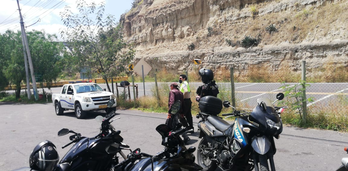 juanmaguirre1's tweet photo. Pendientes de la seguridad de la ciudadanía, agentes civiles de tránsito evitan una tragedia este domingo en el puente del río Chiche, oriente de Quito. Los servidores impidieron que un ciudadano salte de la estructura. Trabajamos por cada vida en la ciudad. #QuitoSolidario https://t.co/7wQG5g1kAJ