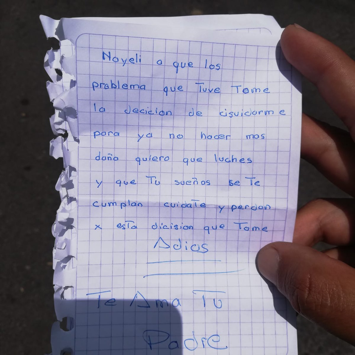juanmaguirre1's tweet photo. Pendientes de la seguridad de la ciudadanía, agentes civiles de tránsito evitan una tragedia este domingo en el puente del río Chiche, oriente de Quito. Los servidores impidieron que un ciudadano salte de la estructura. Trabajamos por cada vida en la ciudad. #QuitoSolidario https://t.co/7wQG5g1kAJ