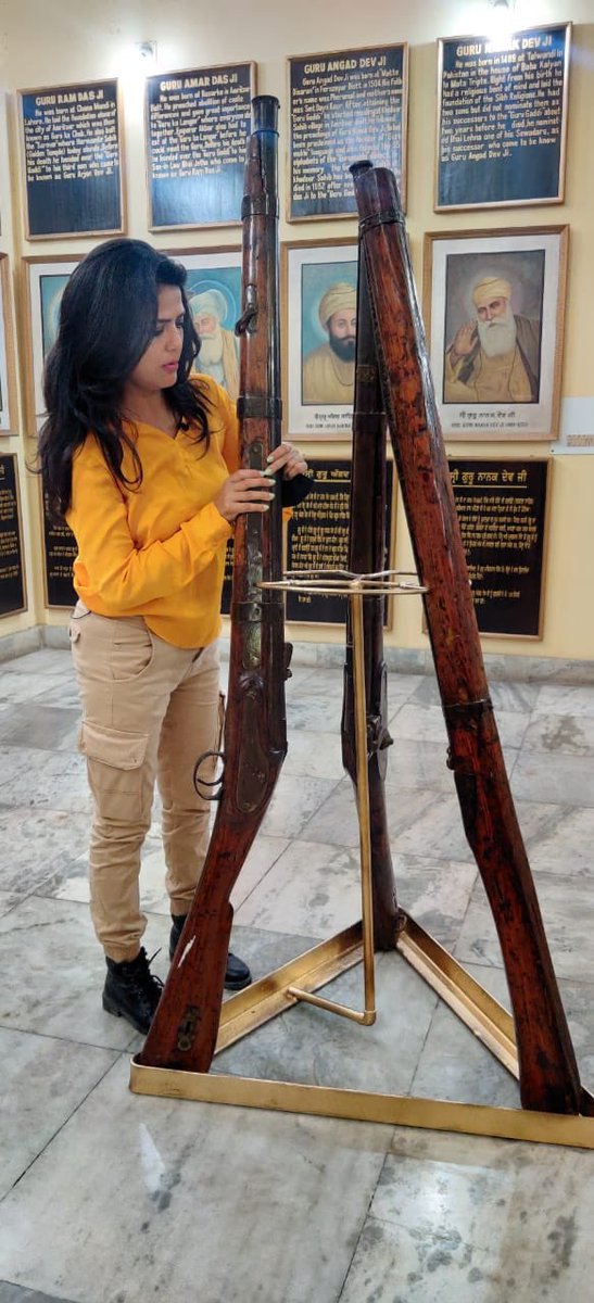SwetaSinghAT's tweet photo. शस्त्र पूजन के दिन महाराजा रणजीत सिंह की सेना द्वारा प्रयोग किए जाने वाली बंदूक़ें देखने का मौक़ा मिला। इतनी लंबी और भारी बंदूक़ों को इस्तेमाल करने वाले कितने बलिष्ठ रहे होंगे! अद्भुत! 
#विजयदशमी #शस्त्रपूजन https://t.co/FJTozrEWo8