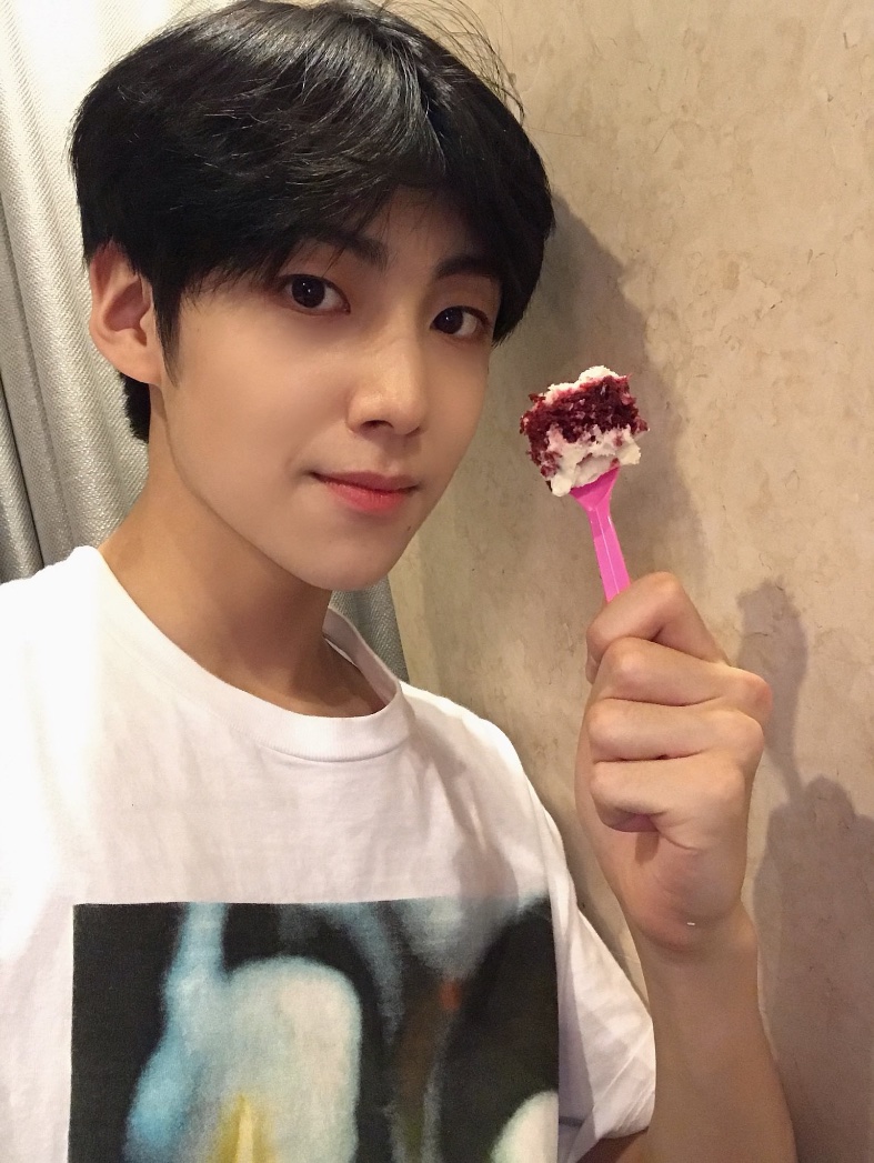 woodzseokie's tweet photo. happy bday @LES_BNM ππ₯³
ilysm our pillar. ty for always staying strong and making us smile everyday. these photos were our first together, canβt wait to celebrate countless bdays with you π
#μλν΄_μ΄μμ_μμΌμΆνν΄
#MYSTAR_EUNSANG_HBD
#AWishForEunsang
#Happy_Birthday_Eunsang https://t.co/mz35gHokce