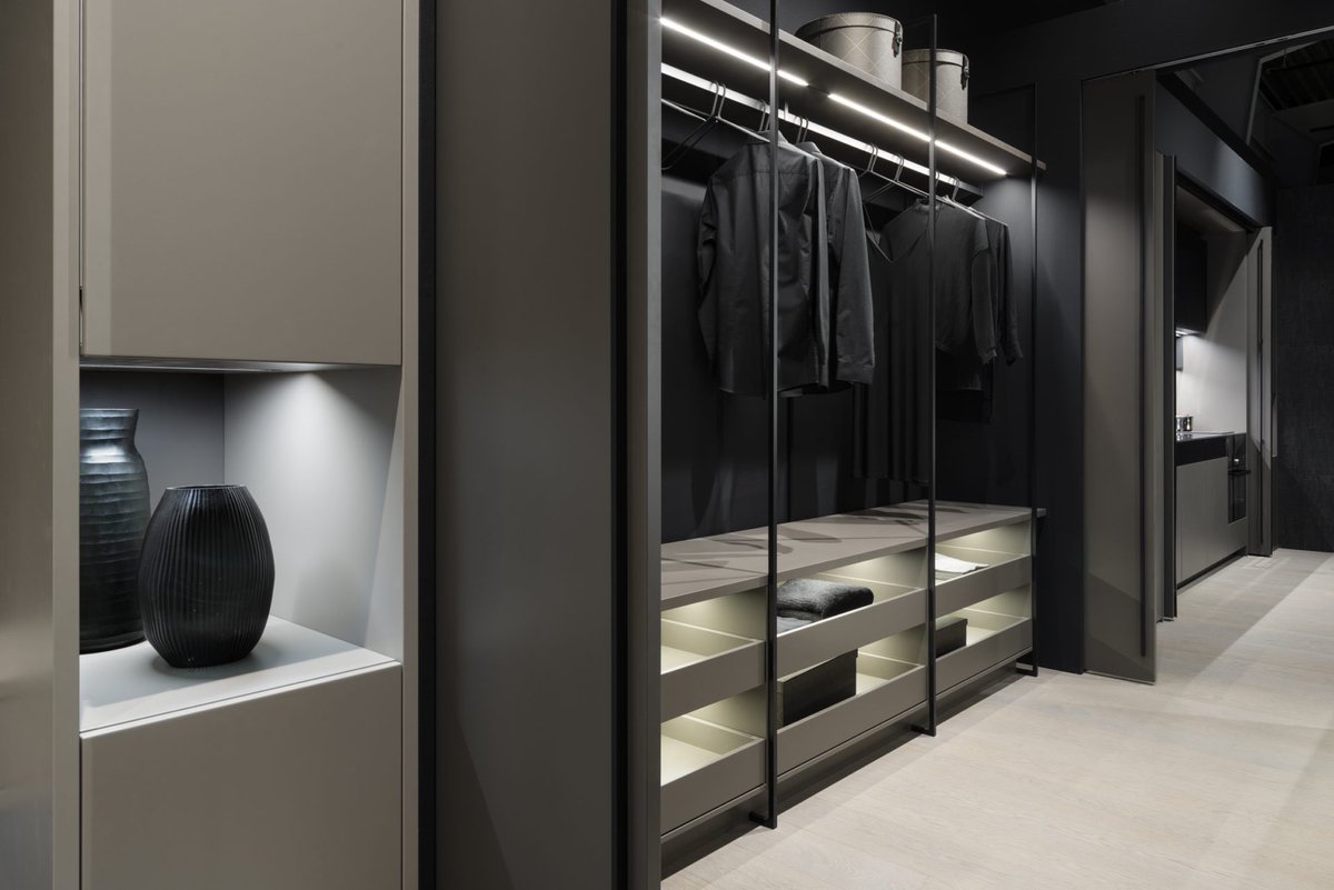 VogueKitchens's tweet photo. Our luxury FIOS shelving system can be used in all areas of the home. Paired with our illuminated VERO cabinet display cases, this makes for a design oriented dressing room #homedecor #interiordesign #dressingroom #luxuryhomes https://t.co/07gxQ6EnqW