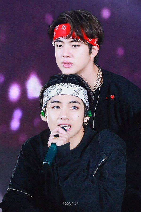 TaeJin on stage a thread;