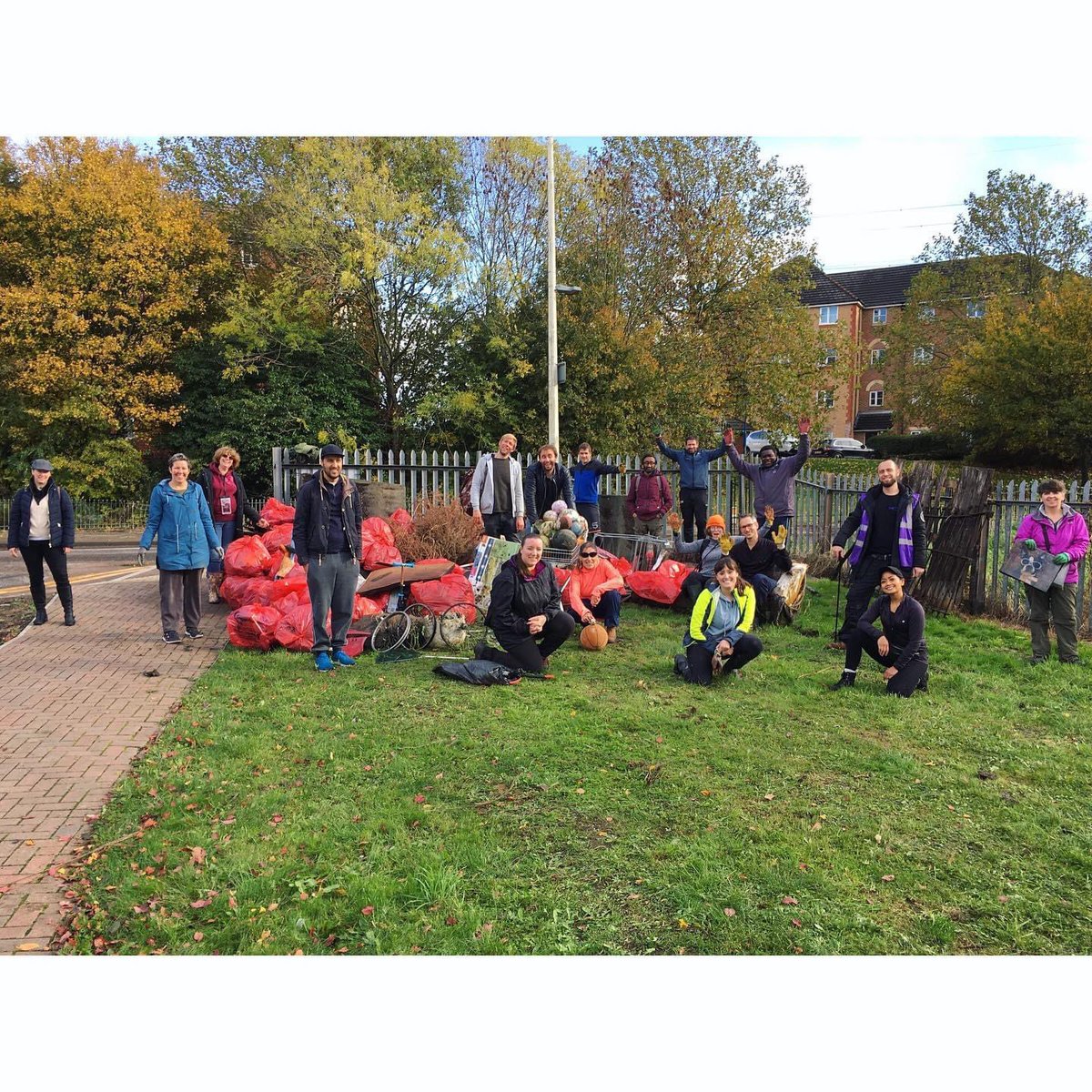 Dagenham_CV's tweet photo. We joined @RodingRubbish this weekend for a socially distanced litter pick (we separated into groups of 6). 
70 bags of litter, plus a sofa, a fence panel and a ton of other stuff!
#litterheroes #lbbd #barkinganddagenham #greenliving https://t.co/hPbjLj3wcM