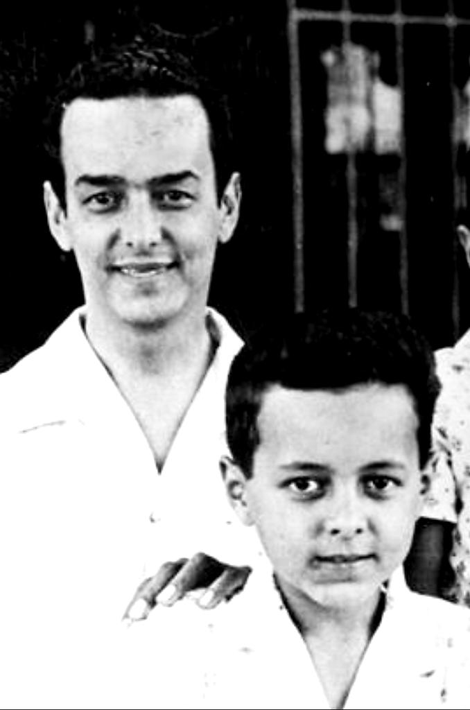 1retrovisor's tweet photo. ¿Quienes son estos dos personajes (Padre e hijo)? https://t.co/ja7IUQQc6u