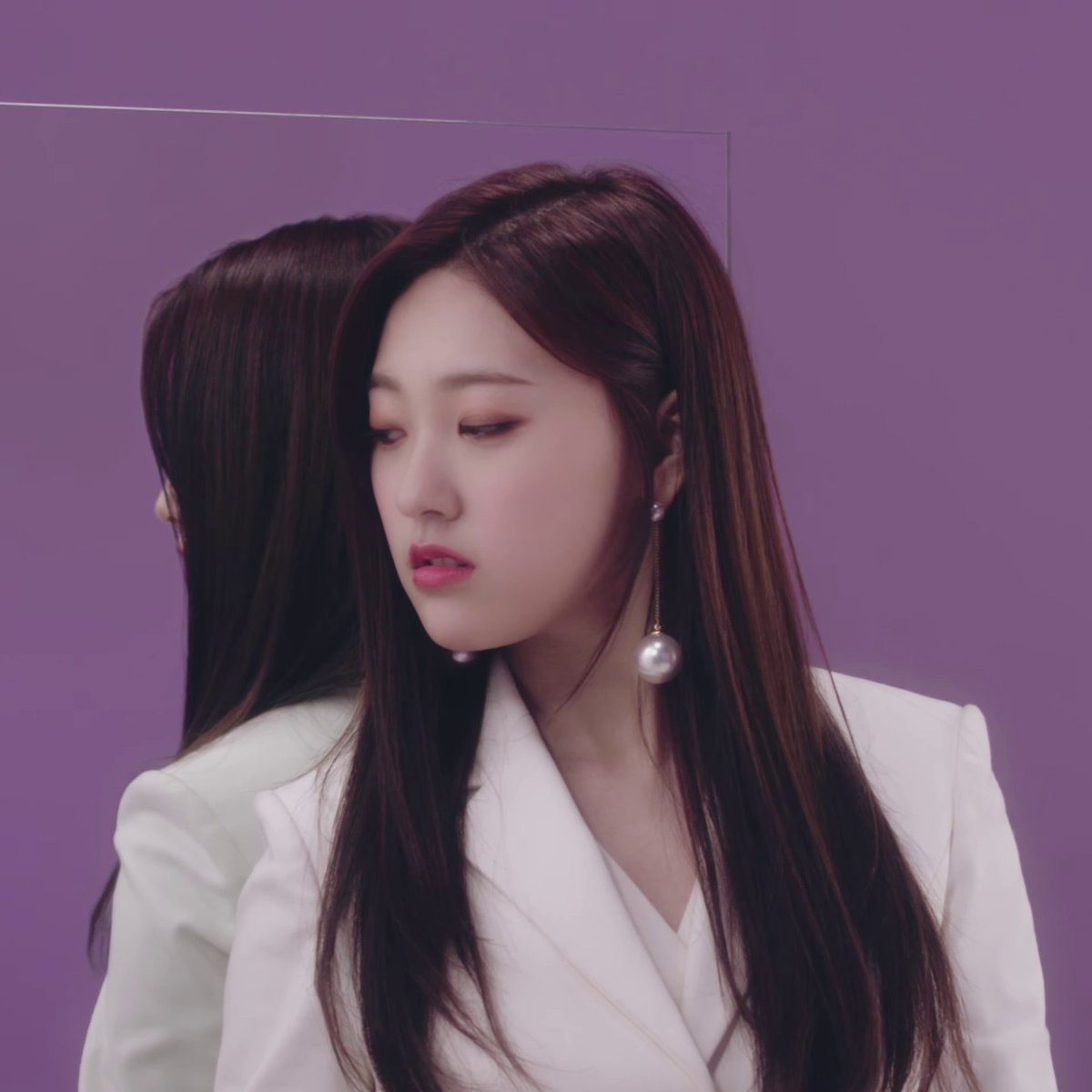 red and blue already exist before kim lip and jinsoul are introduced, so maybe hyunjin held onto these colors before but they were then split between odd eye circle? choerry being a mirror image of hyunjin, whose color is purple is also interesting to think about in this regard