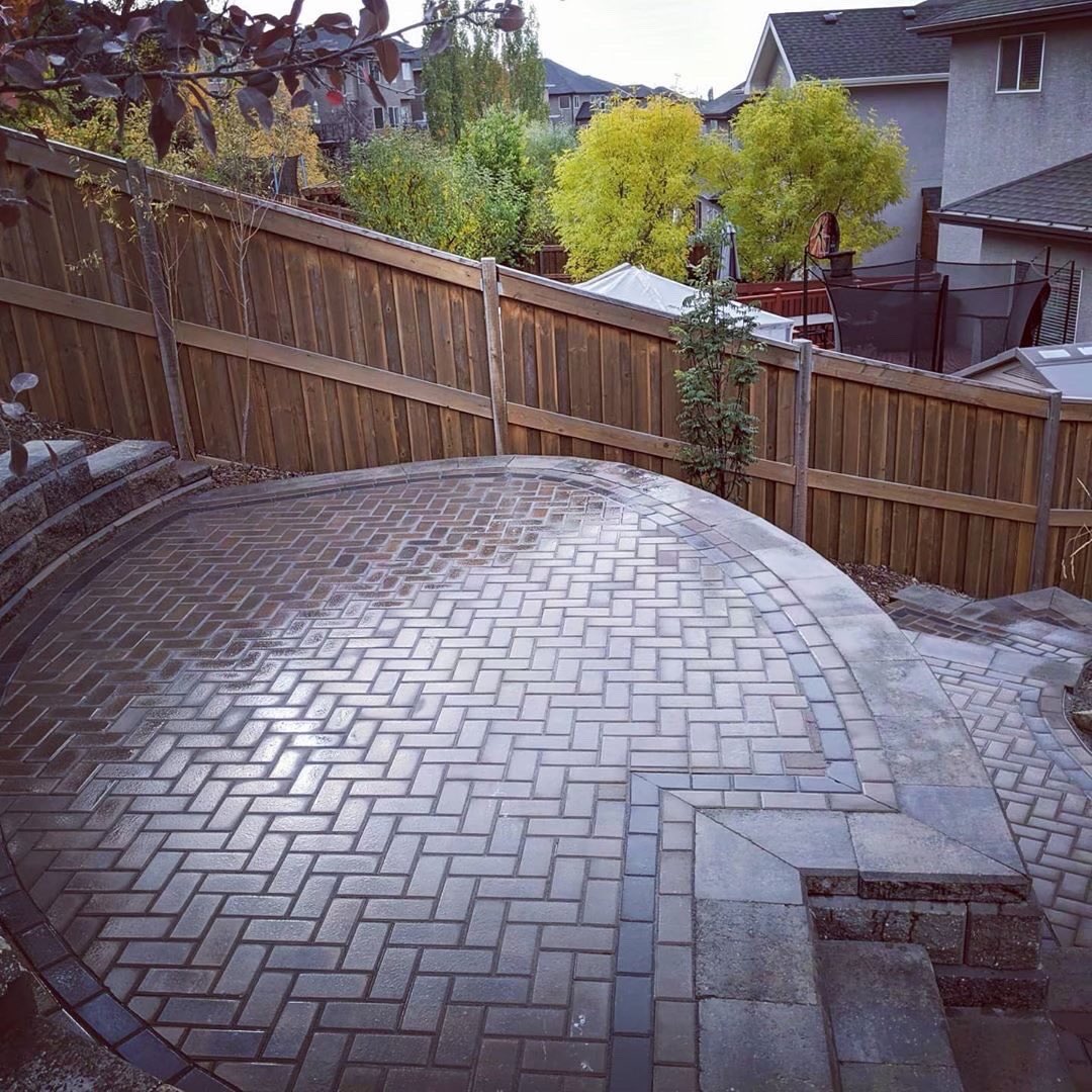 SiteOneCanada's tweet photo. SUNDAY SPOTLIGHT 🔦 with Emerald Mountain Landscapes!
The crew finished this #spectacular job just before the snow hit last week. 😱💪 
.
.
.
📸 @ExpocreteCDN #expocrete #landscape  #calgarylandscaping #yyclandscaping  #yycconstruction #patio #retainingwalls #hardscapebrotherhood https://t.co/pZprfA6ZOv