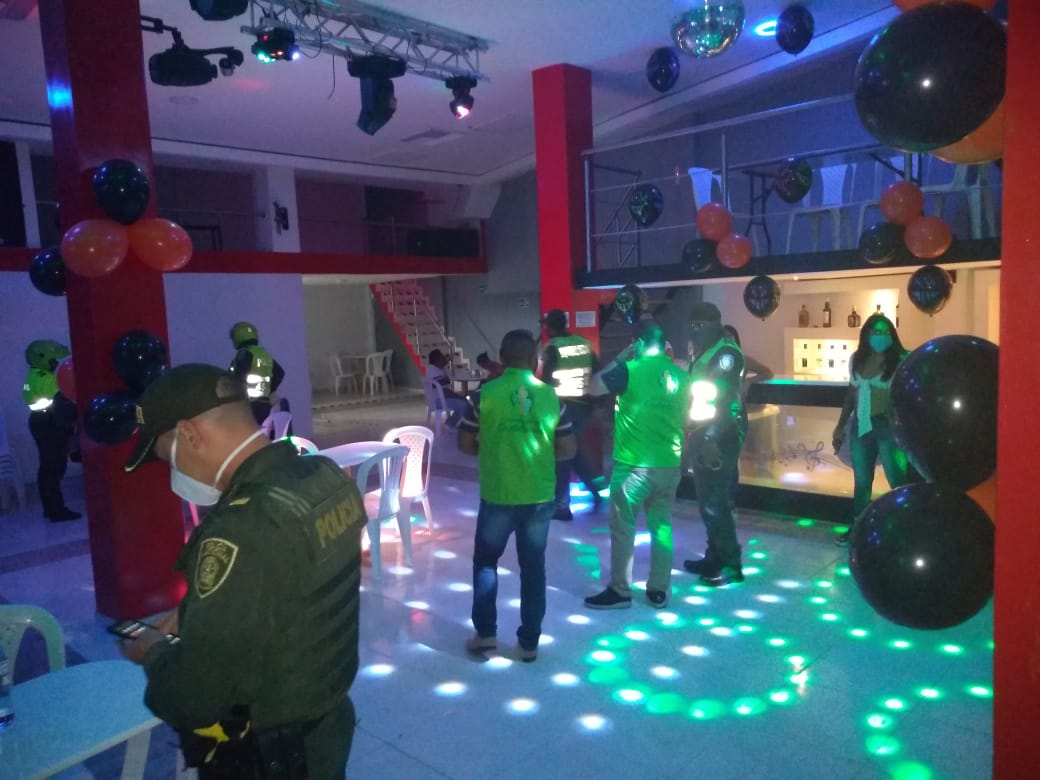 AJamundiValle's tweet photo. Anoche iniciamos el plan piloto para reactivación de comercios nocturnos en Jamundí. En un trabajo conjunto, entre las Secretarías de Salud y Gobierno, los Gestores de Convivencia y la @PoliciaColombia Nacional, se llevaron a cabo controles en los establecimientos autorizados. https://t.co/stOHPd25VJ