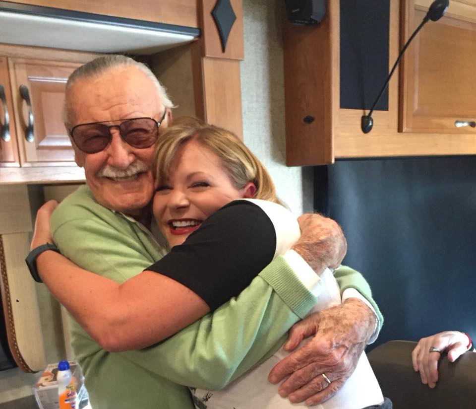 HistericalPod's tweet photo. Thank you to everyone who joined @AnastasiaW and @JennaBusch for our #StanLee episode at @TheOutpostCon today! You can watch an archived version (yes, this was video) if you're attending the con! As promised, here is the pic of Jenna and Stan! It's the 'good hug!' #Outpost2020 https://t.co/rbY2nF19La