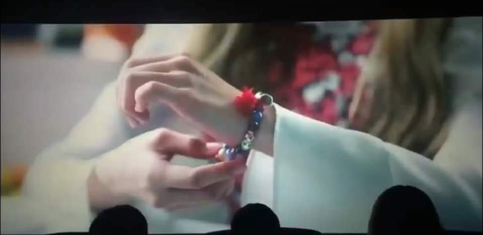 hyunjin also does receive a bracelet from go won which she makes in the see saw up & line bit