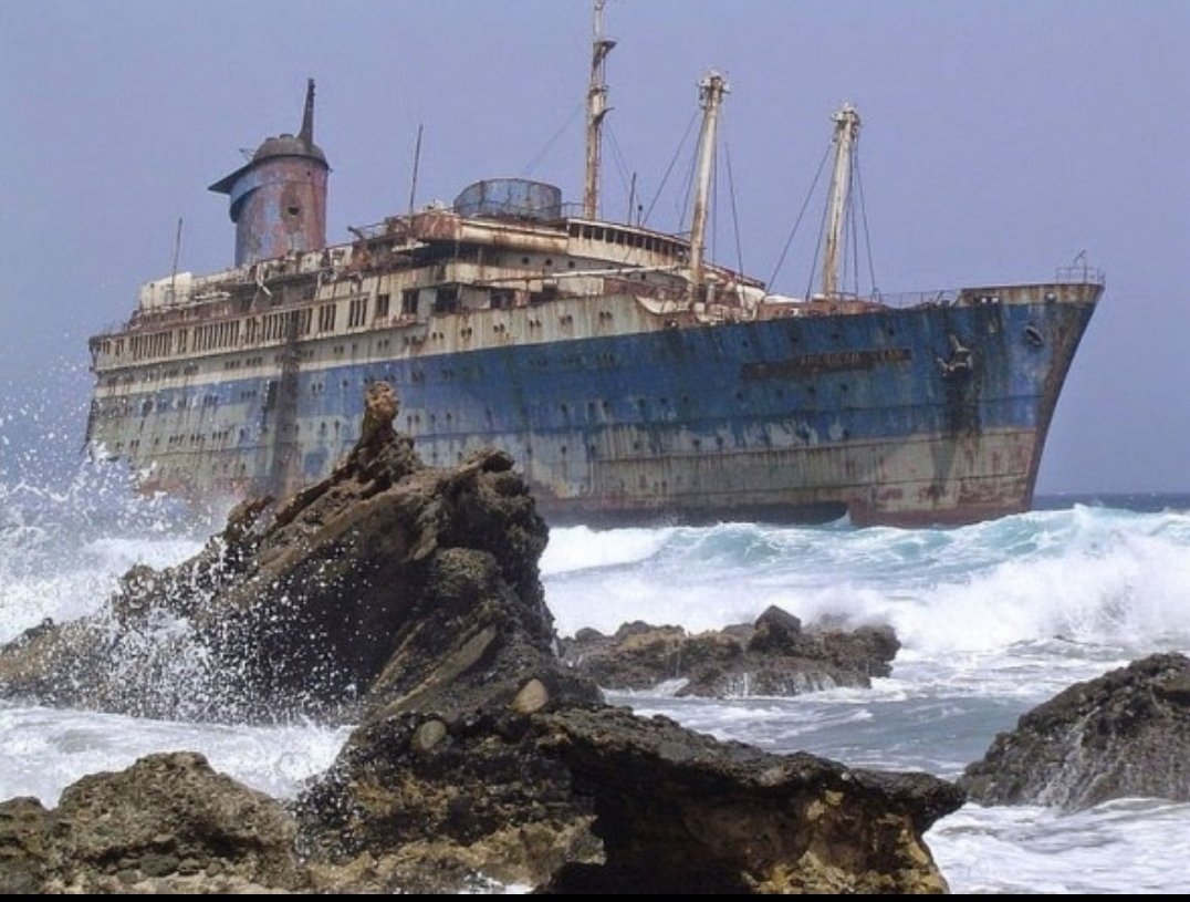 CarlosFidalgotw's tweet photo. Tuvo siete nombres. Sobrevivió a una guerra mundial. Fue símbolo del lujo y la decadencia. Y vino a morir a #Fuerteventura. Esta es la historia del #AmericanStar, varado cerca del hotel donde trabajo hasta el día en que lo llamó el mar. (1/26)
#tuiteratura #SSAmerica #hilo https://t.co/PWkuNwVwds