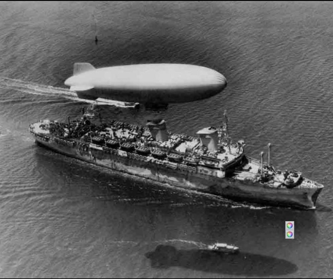 CarlosFidalgotw's tweet photo. El barco perdió su nombre y su pintura original. Tras la masacre de Pearl Harbour, comenzó a cruzar el Atlántico cargado de soldados y material militar para Inglaterra con los lobos de la Kriegsmarine al acecho. Ahí tenéis al nuevo #USSWestPoint, pintado de camuflaje. (7/26) https://t.co/uMCNRAFnrw