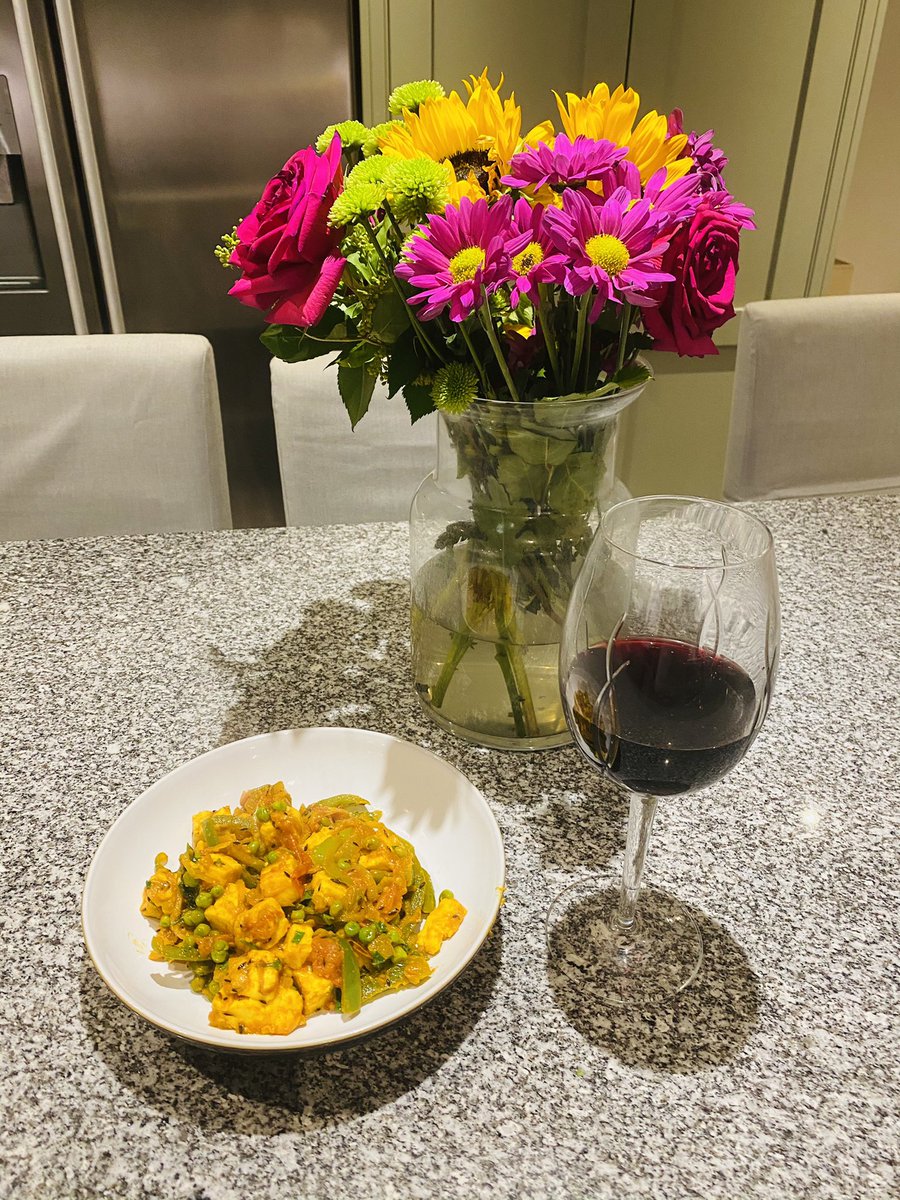 ANDYL0CKEY's tweet photo. What better way to round off a great week of @ERC_resus conferencing than a home cooked paneer and pea jalfrezi with a glass of red. Back to the day job tomorrow! #RESUS20 #Resus2020 @EDCHFT1 @CHFTNHS @ResusCouncilUK https://t.co/A6srUsHUaq