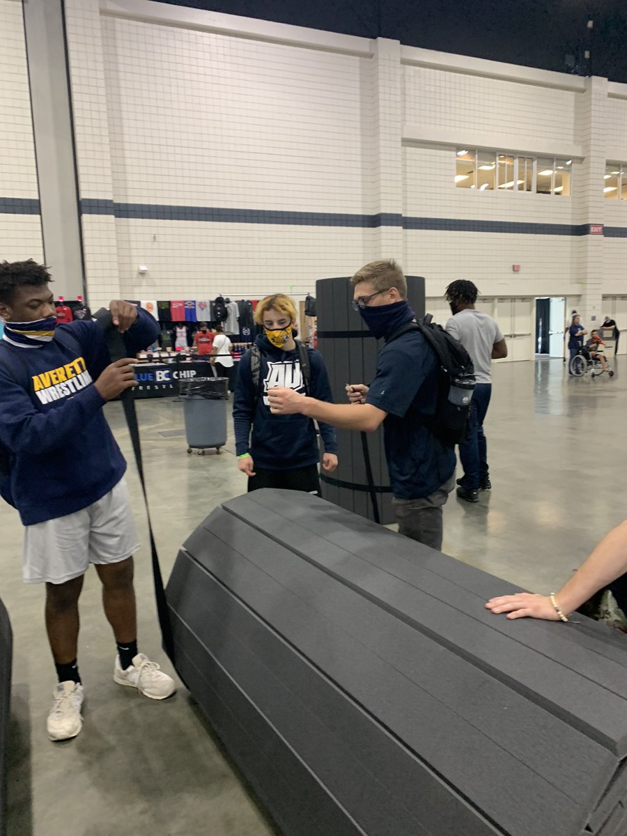 JoyHToms's tweet image. Thank you to @averettwres for all of their help with tables and mats at this weekend’s @TheSuper32 #realmvps