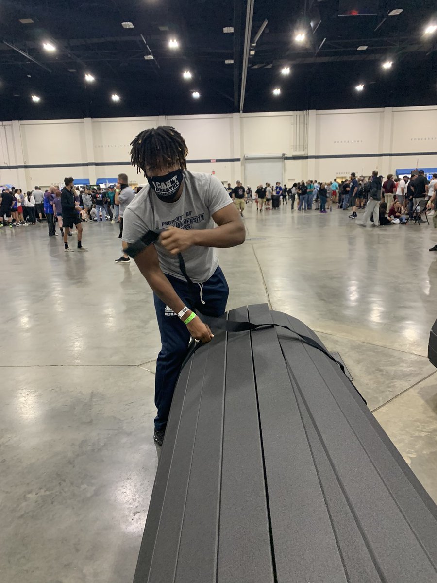 JoyHToms's tweet image. Thank you to @averettwres for all of their help with tables and mats at this weekend’s @TheSuper32 #realmvps