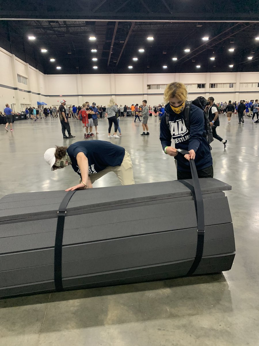 JoyHToms's tweet image. Thank you to @averettwres for all of their help with tables and mats at this weekend’s @TheSuper32 #realmvps