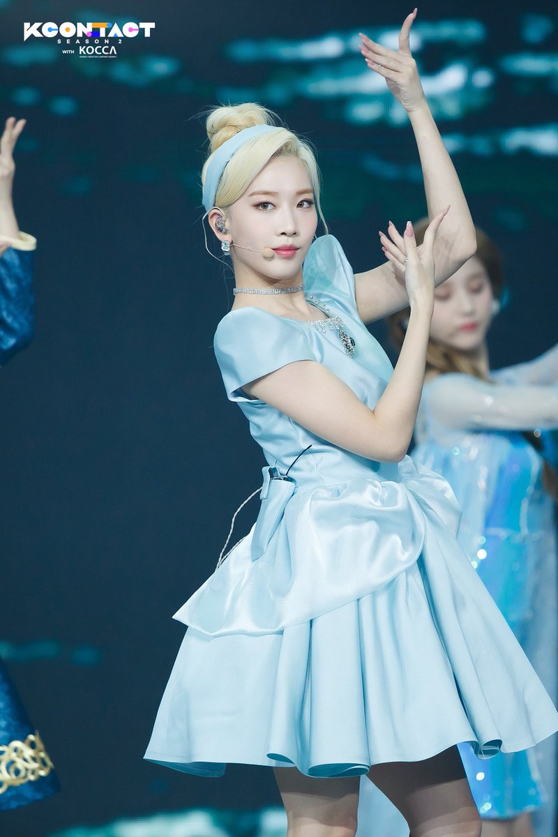 all rounder Kim Lip and 4th gen it girl Wonyoung as Cinderella