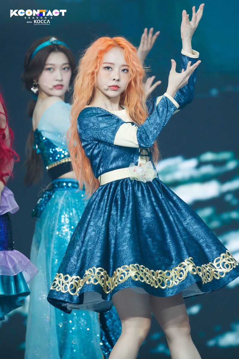 Vivi from LOONA and Nako the 4'9 Soul Crusher as Merida from Brave