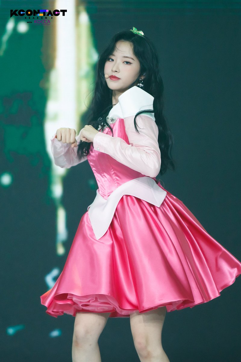 idols with k¡ller charisma Olivia Hye and Sakura as Aurora from Sleeping Beauty