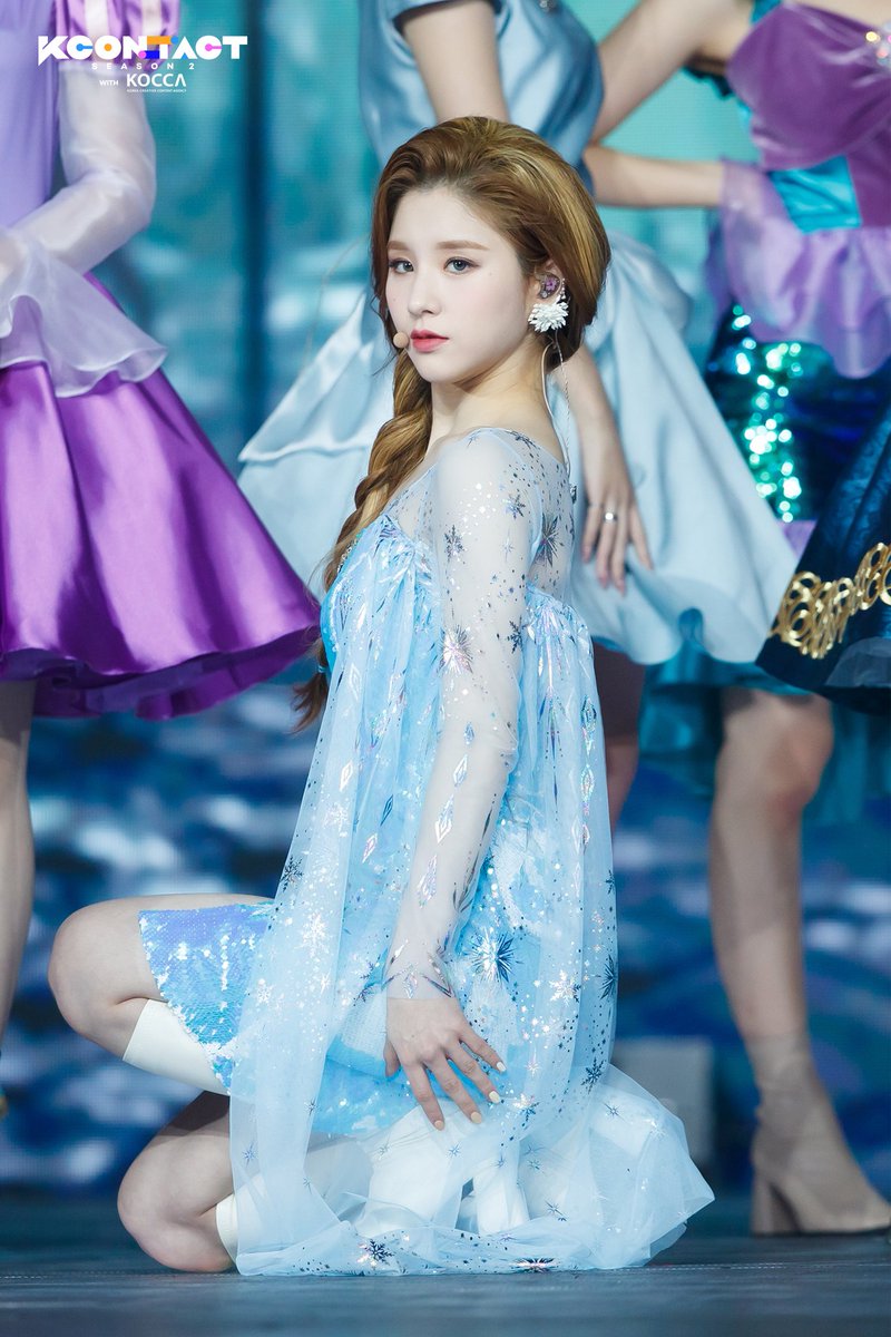 dancers of the century Heejin and Hitomi as Elsa from Frozen