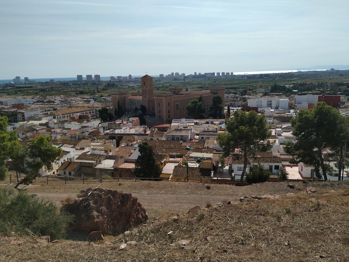 EsquerraVal's tweet photo. L'independentisme valencià representat per @EsquerraVal  i @esquerrapv  avui han estat simbòlicament a la muntanyeta de la pata al Puig com cada darrer diumenge d'octubre malgrat la prohibició de l'Aplec del govern del PSOE https://t.co/C95gv5yjfv