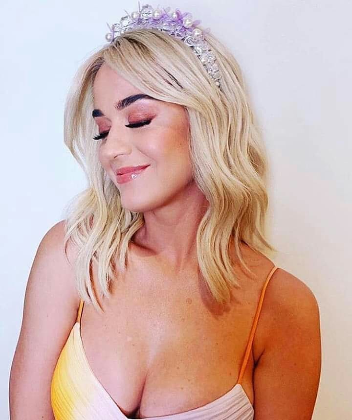 fabikatperry's tweet photo. Hoy está de cumpleaños ésta increíble mujer, la persona que desde hace tres años ha inspirado e iluminado mi vida. Me faltarán las palabras para describir lo agradecida que  me siento de ser parte de esta gran familia de katycats. Te amo @katyperry 💕 #HappyBirthdayKatyPerry https://t.co/x69BEo4oOo