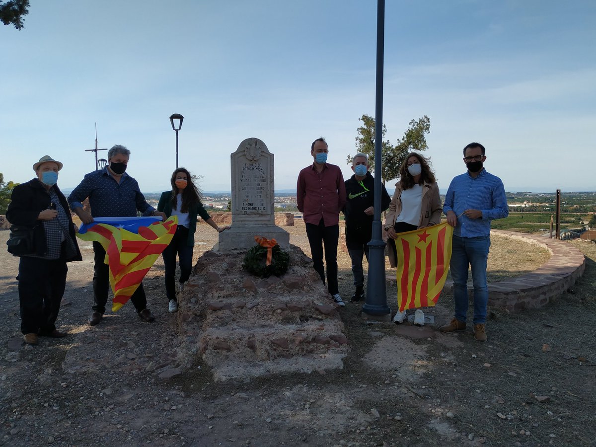 EsquerraVal's tweet photo. L'independentisme valencià representat per @EsquerraVal  i @esquerrapv  avui han estat simbòlicament a la muntanyeta de la pata al Puig com cada darrer diumenge d'octubre malgrat la prohibició de l'Aplec del govern del PSOE https://t.co/C95gv5yjfv