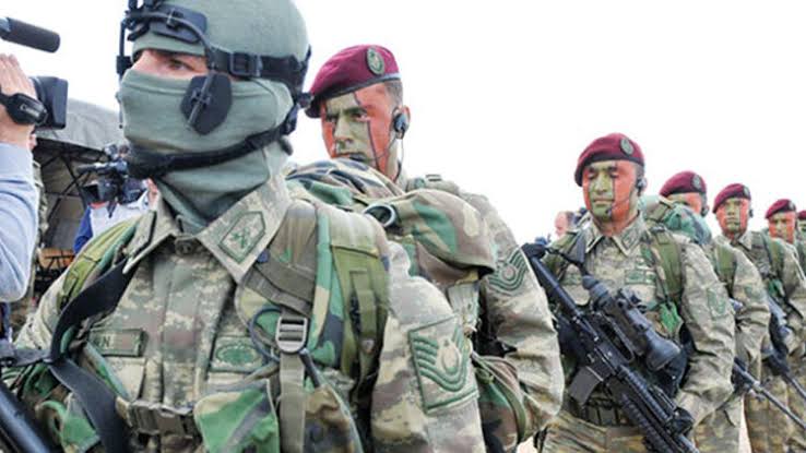 FatihGKCEOGLU's tweet photo. @Slobotan1 @thedukeoriginal Skirt soldier is greek.. https://t.co/PmGS8DKbnt