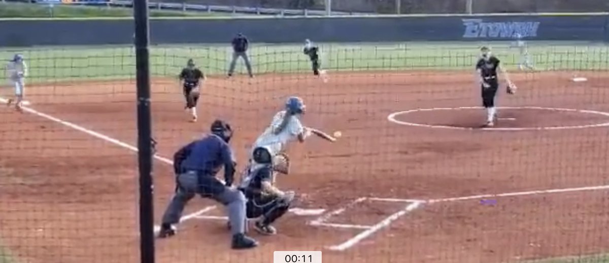 EmmaYanes3's tweet photo. Squeeze!!!! 😜 heading back to Elite8 https://t.co/uQ3eFc6apv