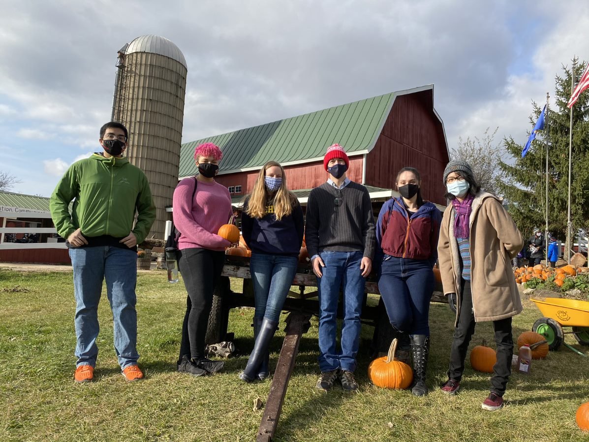 Fredrickson_UW's tweet photo. We took a little break this weekend to pick apples! Happy fall, scientists! 🍂🎃🍎 https://t.co/zyj0HQEQWn