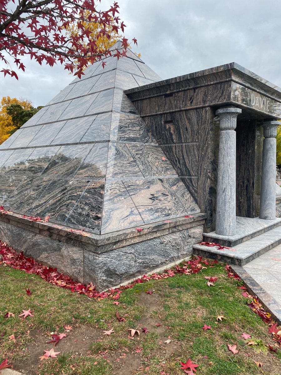 CrimeandtellMae's tweet photo. I find cemeteryโs beautiful. #fallstuff https://t.co/kNBZ5FHO83