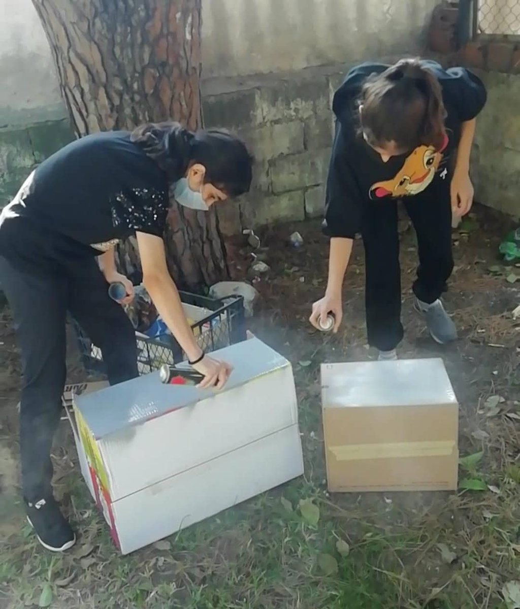 YediHilalizmir's tweet photo. 🐾Hz. Sümeyye Takımı, İzmir-Buca'da Forbest caddesinde hayvan dostlarımız için kedi, köpek ve kuş evi yaptı. Bu evlere de PatiHilal adını verdi. https://t.co/4h0ij32Tkx