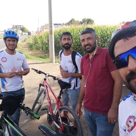 Surbis2's tweet photo. Pazar günü turumuzdan 42 km yol gittik. Trafikte hayatını kaybeden #zeynepaslan arkadaşımızın anısına bisikletlerin birer araç olduğunu tüm araç sahiplerine kabullendirene kadar yolumuza devam edeceğiz. Buradan tüm kamuoyuna sesleniyoruz. Sevgiler.. https://t.co/wxWBLynGpI