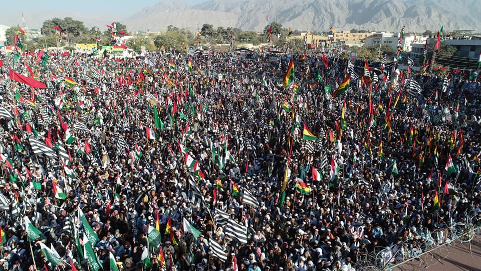 humanstore11's tweet photo. Thousands of people gathered here to get a glimpse &amp; listen to the speech's of their Leader's. #PPP Chairman @BBhuttoZardari Adressed to #QuettaPDMJalsa through video link,The results of the people's referendum against the so-called change of Govt are still in full swing. https://t.co/0aH5cvpztu